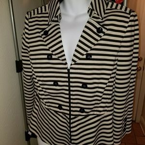 Cream/Black V neck peplum top.